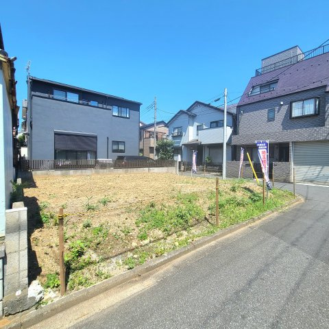 閑静な住宅街・南東南西角地で陽当り良好！広々23.2帖のリビング空間！キッチン・洗面・浴室がまとまった水回り動線で、家事の移動もスムーズです！WIC×2か所・土間収納のある収納豊富な間取りです！