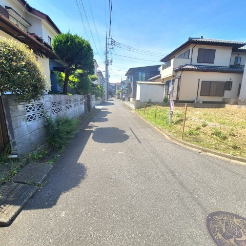 閑静な住宅街・南東南西角地で陽当り良好！広々23.2帖のリビング空間！キッチン・洗面・浴室がまとまった水回り動線で、家事の移動もスムーズです！WIC×2か所・土間収納のある収納豊富な間取りです！