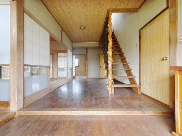 ■玄関｜太陽の光をたっぷり採り込む南玄関☆ご家族の靴がたくさんしまえる下駄箱付き。