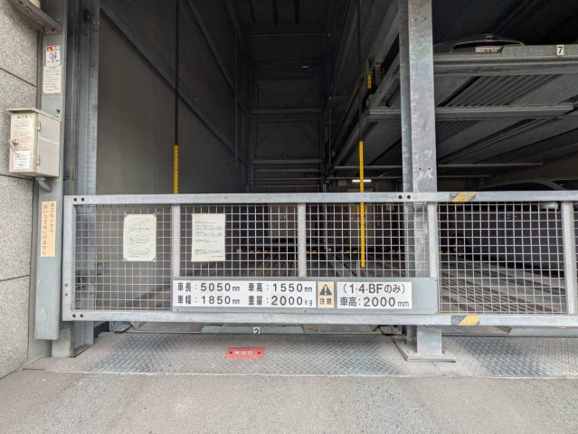 敷地内には機械式駐車場を設置。限られた敷地を有効活用した駐車設備です。写真記載の車両サイズ制限があるため、ご利用を希望される場合は、お持ちのお車が対応可能か事前にサイズ・空き状況をご確認ください。　