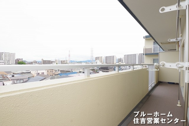 東向きのバルコニーです！　日当たり良く洗濯物もよく乾きます！