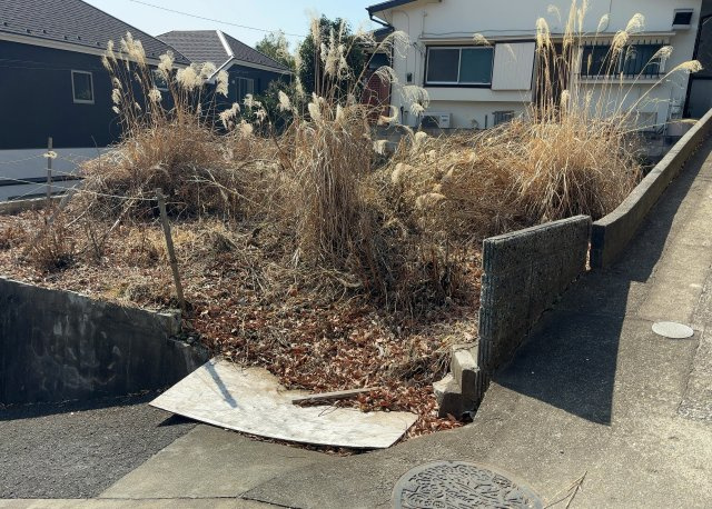 土地の面積＝住宅面積ではありません。建ぺい率の問題などで、土地のある場所によって住宅を建てられる面積は限られています。高さもしかり、「土地」という言葉の中には、建築条件も含まれると考えておきましょう。
