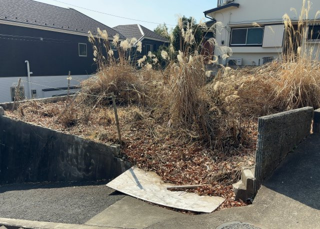 家を建てる場合、方位は要チェックです。現実的に日当たりのよい家ならばリビングは南側、建築基準法でも北側に当たる家への配慮は求められています。土地を見学に行く際は、方位磁針を持って行くようにしましょう。