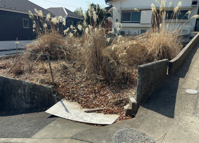土地を買う際、住む地域の自治体や福祉の補助制度にも注目してみましょう。子供や老人の医療補助やゴミ出しのルールなど、自治体によってルールに大きな違いがあるため、暮らしやすい土地で判断するとよいでしょう。