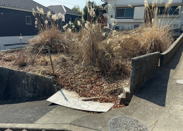 土地の前の道路に消火栓が設置されていることがあります。この場合、道路交通法第45条第1項により、駐車禁止の場所が指定されています。そのため、車庫などの駐車スペースをつくることができない場合があります。
