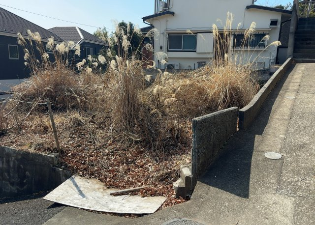 現地に行くなら、物件の周囲の地形がどうなっているかを見ることも大切です。周辺より低くなっている土地では、大雨などで水が集まりやすいため、地盤が弱くなっているということも考えられるため、注意が必要です。