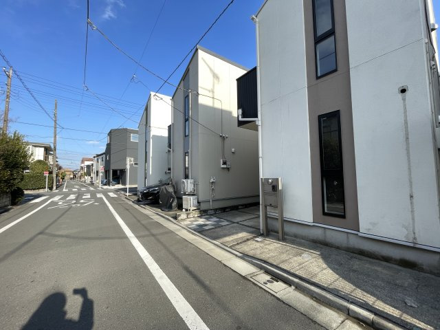 幅員約6ｍの公道に面しています。