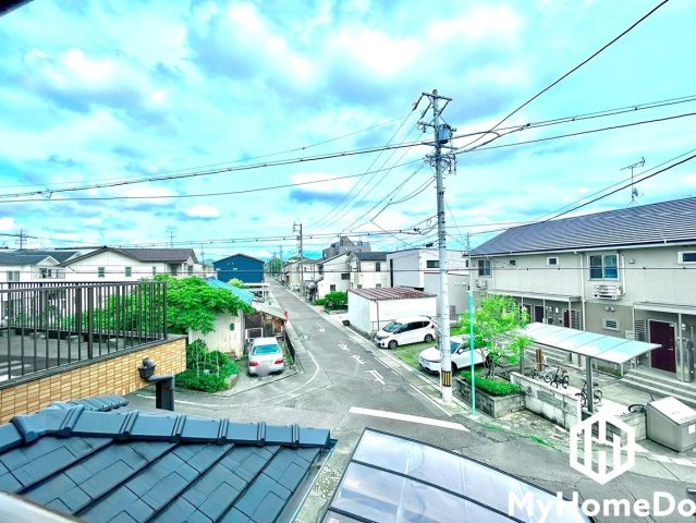 前面に視界を遮る高い建物がなく、開放的な景色が広がります