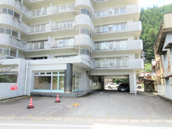 【下呂市少ケ野の中古マンションの駐車場】