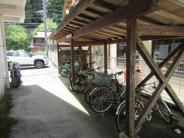 【下呂市少ケ野の中古マンションの駐輪場】
