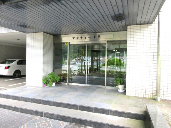 【下呂市少ケ野の中古マンションのエントランス】