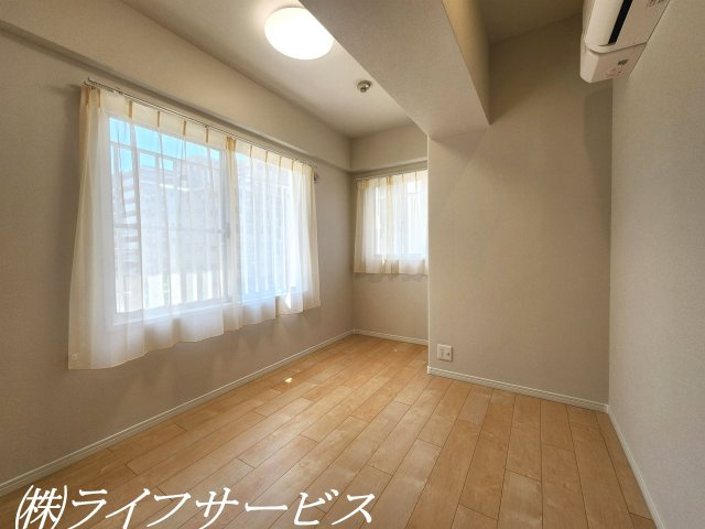 洋室4.8帖／エアコン設置済！洋室は全室陽当り良好の南向き＆クローゼット有！