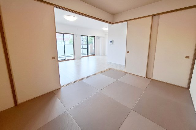 和室：寝室や客間として、また襖を開放してリビングと一体利用も可能です。