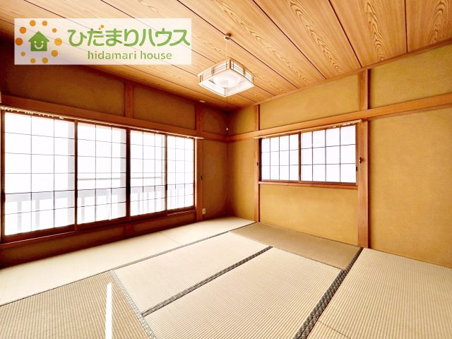 広めの主寝室は、ベッドの他にもパソコンデスクやドレッサーなども置けちゃいます(*^-^*)