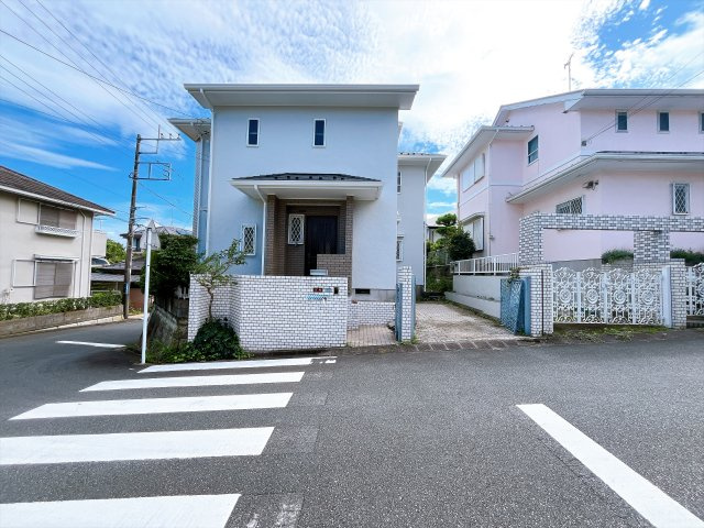 ※リフォーム中の写真になります。　◎閑静な分譲地内の北東角地　◎ゆったりとした広さの間取りが特徴です。　◎現在、内外装の大規模リフォーム中！