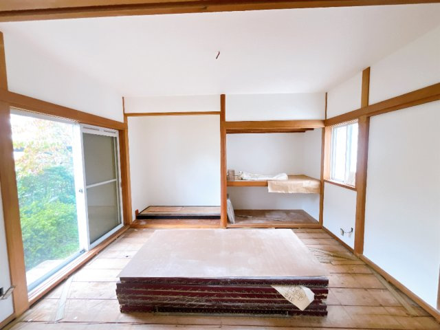 ※リフォーム中の写真になります。　◎閑静な分譲地内の北東角地　◎ゆったりとした広さの間取りが特徴です。　◎現在、内外装の大規模リフォーム中！