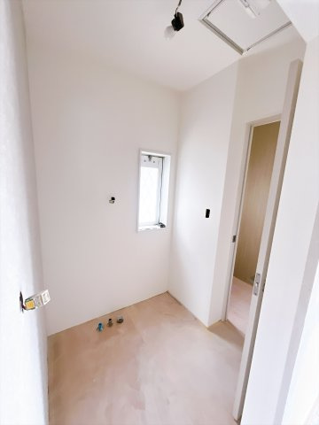 ※リフォーム中の写真になります。　◎閑静な分譲地内の北東角地　◎ゆったりとした広さの間取りが特徴です。　◎現在、内外装の大規模リフォーム中！