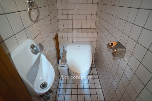 トイレは1階と2階の各階に完備です♪こちらは1階のトイレです。