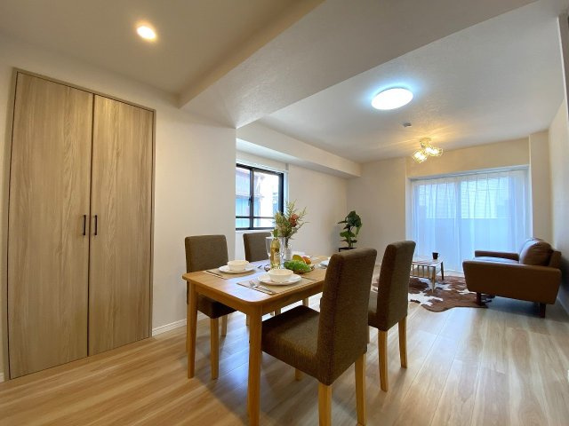 広々15.5帖のLDKは家族が自然と集う明るく解放感あふれる空間です。家具の配置もしやすいきれいな間取り設計で、日々の暮らしにゆとりと快適さをもたらしてくれます。
