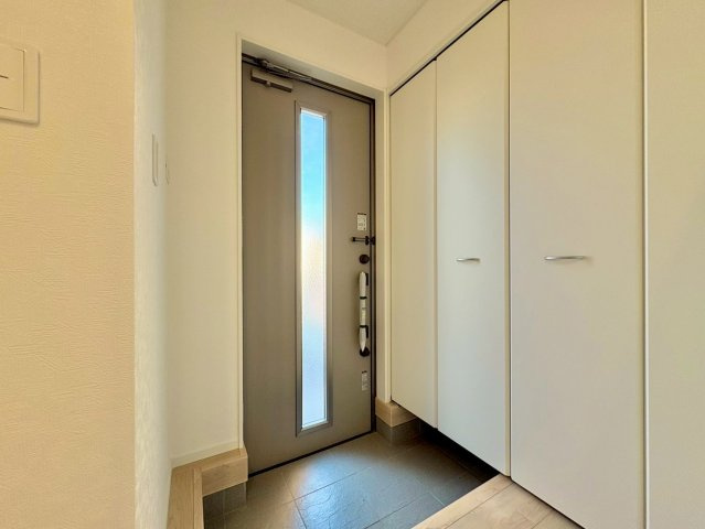 玄関は収納スペースもしっかり確保　いつもきれいな玄関を保つことができます