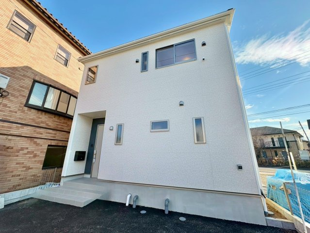 広々とした約18.2帖のリビング空間！キッチン・洗面・浴室がまとまった水回り動線で、家事の移動もスムーズです！南向きバルコニーで陽当り良好です！駐車スペース2台可(車種による)！