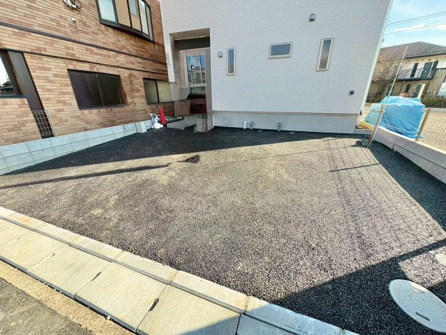 広々とした約18.2帖のリビング空間！キッチン・洗面・浴室がまとまった水回り動線で、家事の移動もスムーズです！南向きバルコニーで陽当り良好です！駐車スペース2台可(車種による)！