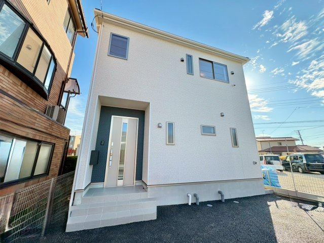 広々とした約18.2帖のリビング空間！キッチン・洗面・浴室がまとまった水回り動線で、家事の移動もスムーズです！南向きバルコニーで陽当り良好です！駐車スペース2台可(車種による)！