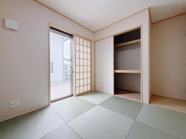 ■和室｜フローリングでは感じることのできない圧倒的な寛ぎやすさを実感してください♪季節物がたくさん収納できる押し入れは衣替えや模様替えで大活躍！
