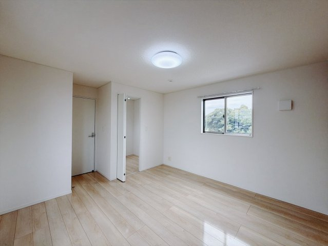 ■洋室｜「今日も一日お疲れ様」とゆったりくつろげる寝室。毎日の家事やお仕事に疲れた日はフカフカのベットで癒されてください。テレビや本棚をおいても快適な広さなのが自慢のお部屋です♪
