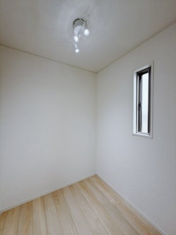 ■WIC｜主寝室には夢のウォークインがございます♪お洋服やバッグだけでなく、増えていくお洋服やご家族での思い出の品もしっかりと収納します(　＾＾　)