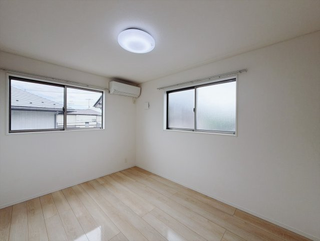 ■洋室｜各居室にたっぷりと収納スペースを設置。ホワイト色のクロスとナチュラルなフローリングが落ち着く雰囲気を演出する居室です♪