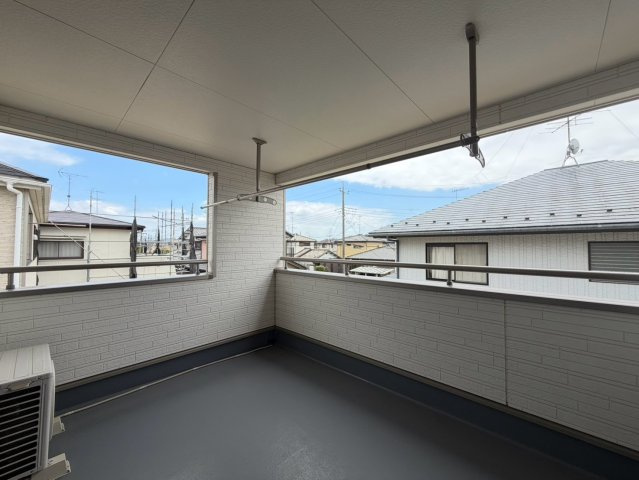 ■バルコニー｜普通のバルコニーより広い仕様のバルコニー。洗濯物やお布団だけでなく雨の日にたまった洗濯物はもちろん、プランターを置くことで家庭菜園も可能です♪