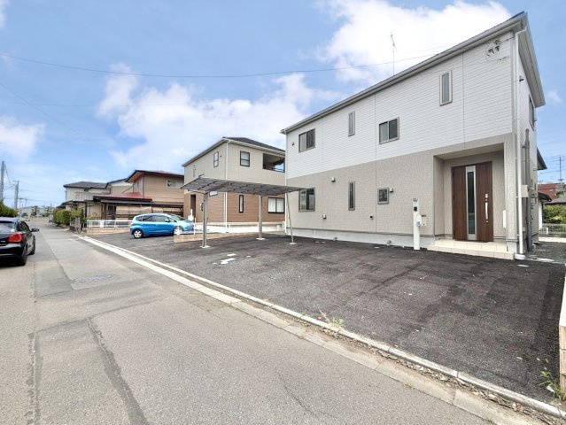 ■外観｜周囲の見渡しが良く、車の出入りの際も安全確認がしやすいため、小さなお子様がいるご家庭でも安心です♪