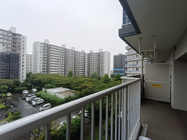 暖かな日差しのふりそそぐバルコニー