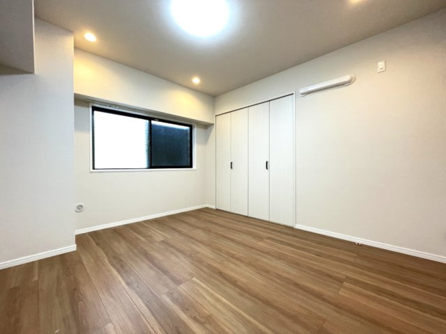 優しい光が降り注ぐ寝室。