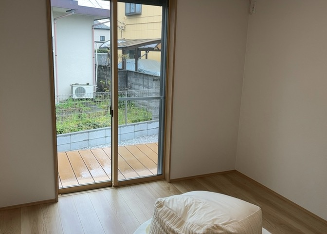 寝室でゆっくりと過ごすためにはベッド周りの適度な空間を担保することや窓の位置、照明の明るさ、寝室の広さなどを考える必要があります。自身や家族の構成とライフスタイルに併せて寝室にする部屋を選びましょう！