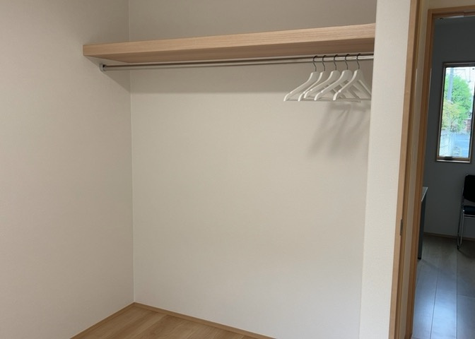 デザイン性を重視しすぎて収納が少なかった！なんてことにならないため、事前に現地で収納の数を確認しておくことをお勧めします。クローゼット以外にも床下収納や屋根裏収納、パントリーなどもチェックしましょう。