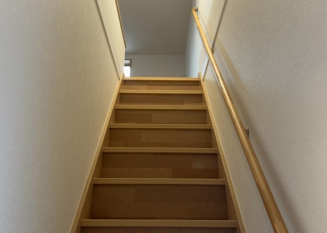 建物の上下階の通路である階段は、その位置によって動線や室内の印象が大きく左右されます。手摺にも重要な役割があり、転倒の防止・歩行や動作を円滑にして日常生活を支えることを主な目的として設置されています。