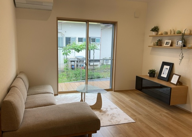 住宅用の土地では前面道路に2m以上接していなければならないと法律で定められています。しかし、お持ちの車のサイズやライフスタイルなどにより、2mでは利便が悪い場合もございますので、事前に確認しましょう。