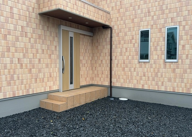 木造住宅とは土台、壁、柱など建築物の強度を支える構造体の材に木が使用されている構造を指します。構造体は建物の自重を支えるだけではなく風圧や水圧、積裁荷重などあらゆる衝撃に耐えるための基礎です。