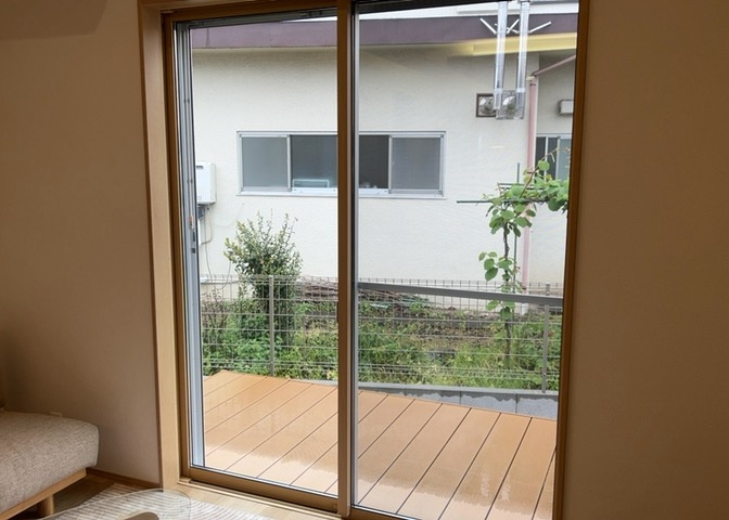 サッシとは、ガラス窓に使用される金属製の窓枠のことです。一般的に住宅建築では、金属製建具工事の段階で備え付けるもので、ガラス類や玄関、バスルームのスチール製のドアなどと同じタイミングで工事を行います。