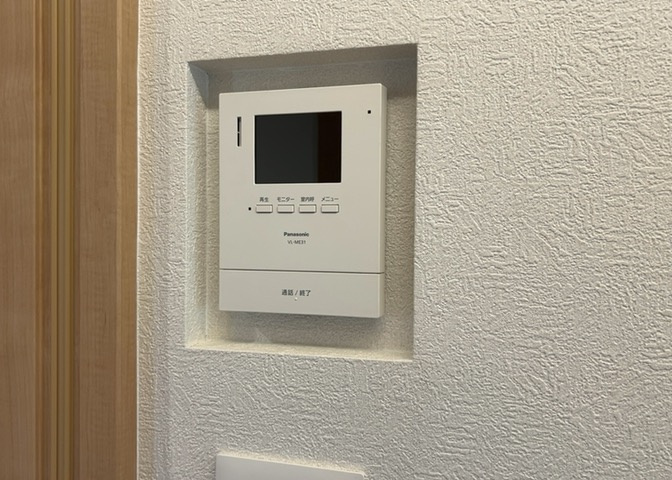 モニターで来訪者を確認して、目的が分からない場合はインターホンを通じて室内から会話することができます。怪しいと感じた場合はインターホン越しにお帰りいただくことができるので、直接会うことがなく安全です。