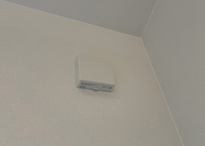 1日中建物内の換気が行われるように設計された仕組みです。気密性の高い住宅は、家に籠った空気でシックハウス症候群になる可能性がありますが、24時間換気システムであれば計画的な換気で対策が可能です。