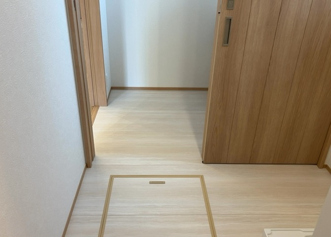 多くの戸建て住宅で見かける洗面脱衣所は、洗面台と洗濯機が2畳ほどのスペースに並べられていて、洗面所が脱衣所を兼ね備えている間取りが一般的です。お客様が利用することもある、パブリックな空間でもあります。