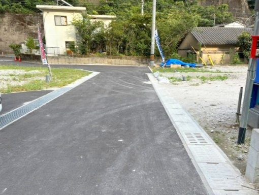 アスファルト舗装されたきれいな前面道路です。