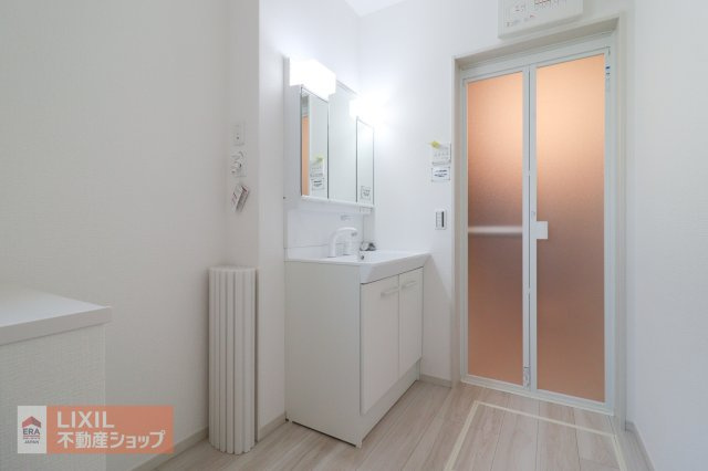 【洗髪洗面化粧台／現地完成写真】三面鏡タイプの独立洗面台です。鏡の裏は収納になっており、ご家族の皆様で便利に利用いただけます。下部の収納は、日用品を収納するのにピッタリです。