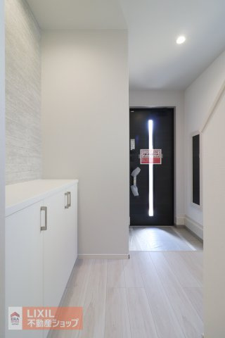 【玄関／現地完成写真】ゆったりと明るい玄関が皆様をお出迎え。標準で設置済のシューズボックスにより、玄関が散らからないよう配慮されています。シューズインクローゼットも便利です。