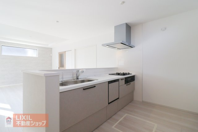 【キッチン／現地完成写真】対面式キッチンカウンターでご家族とふれあいながら料理が出来ます。スライド収納で大きな調理器具もラクラク収納できます。便利な食洗機も標準仕様で設置済です。