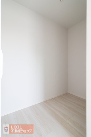 【収納／現地完成写真】奥行のある収納が居室についています。大容量の収納ラックなどを置くこともできますので、お荷物の量に合わせて利用することが可能です。可動棚もご提案いたします。