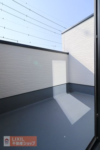 【バルコニー／現地完成写真】南向きのバルコニーで日当たり良好です。ワイドスパンで広々としており、お洗濯やお布団を干すのにピッタリです。デッキとしての提案もいたします。
